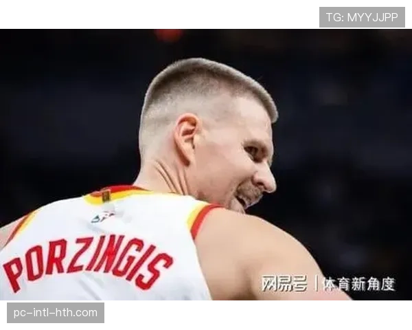 暖心一幕：主场球迷为因伤赛季报销的客队球星波尔津吉斯送上祝福掌声